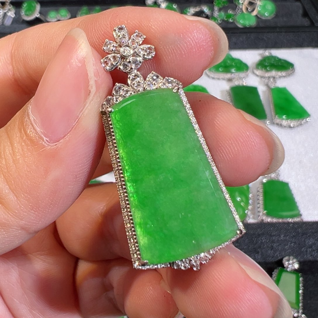 【闪购商品】翡翠吊坠(不含链)18K金镶嵌