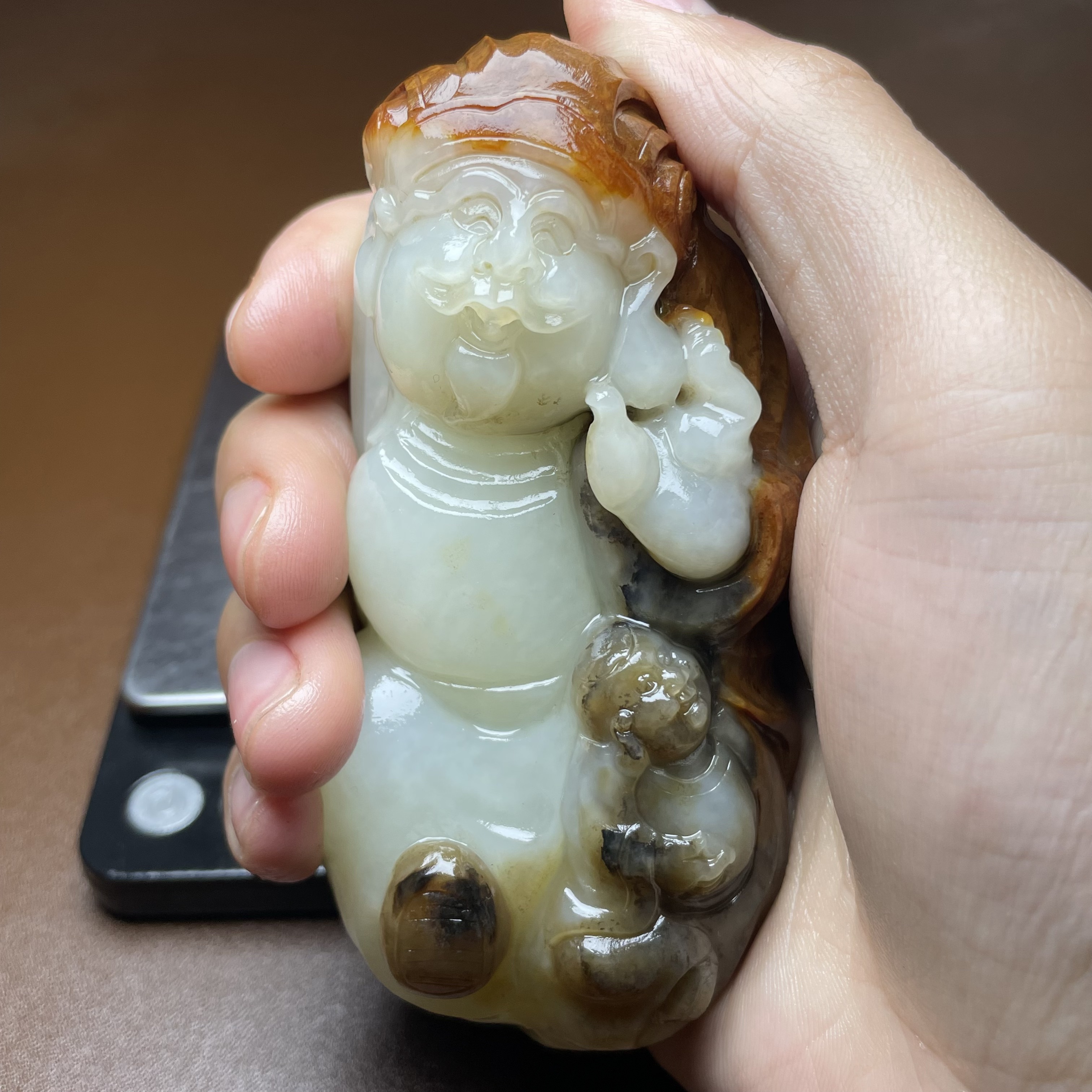 新疆和田玉俄料财神手把件 特色设计雕刻人财俩旺红皮