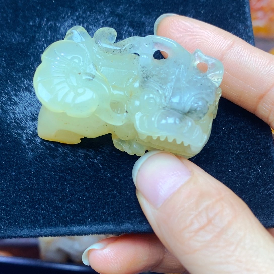 未镶嵌石英质玉（黄龙玉）颈饰