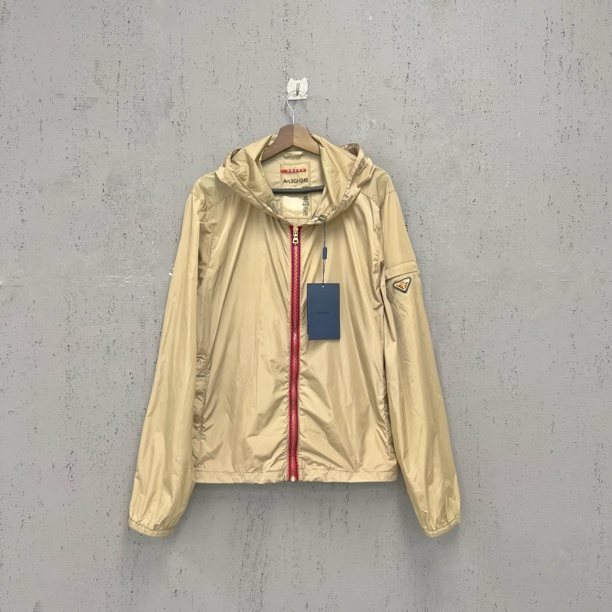 99新 Prada/普拉达 红色倒三角钢标卡其色冲锋衣 XL码 Z00498