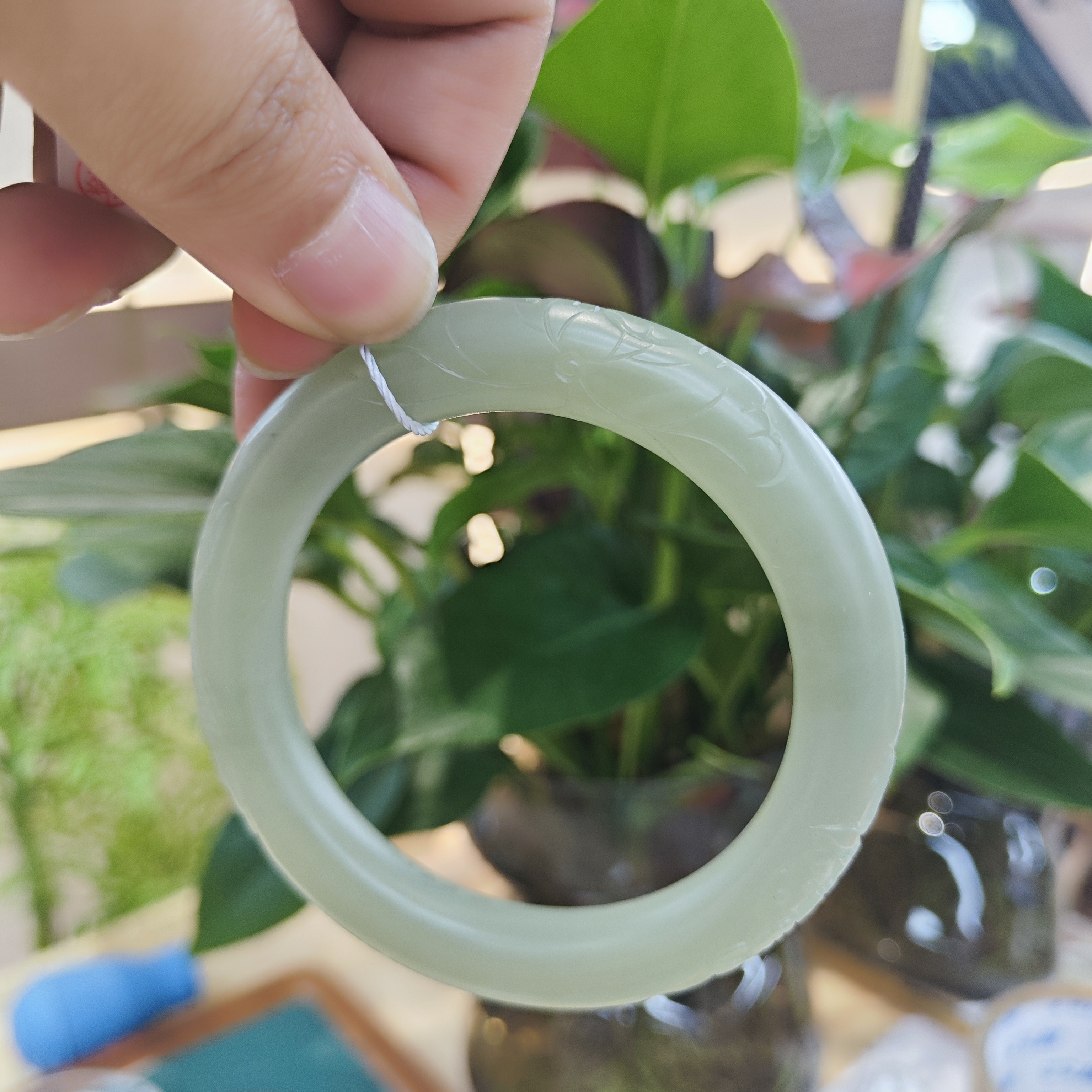 052833JM和田玉青海料湖水绿雕花手镯，57圈口