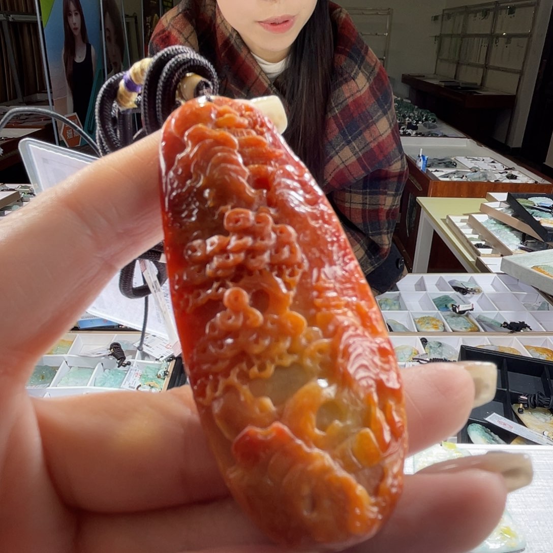 翡翠未镶嵌颈饰一