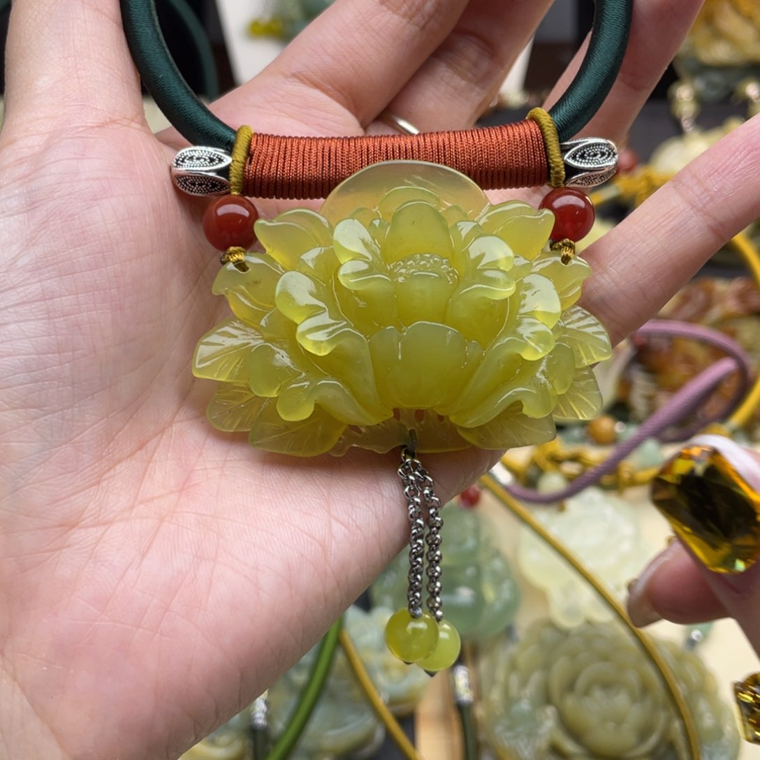 蛇纹石玉颈饰未镶嵌