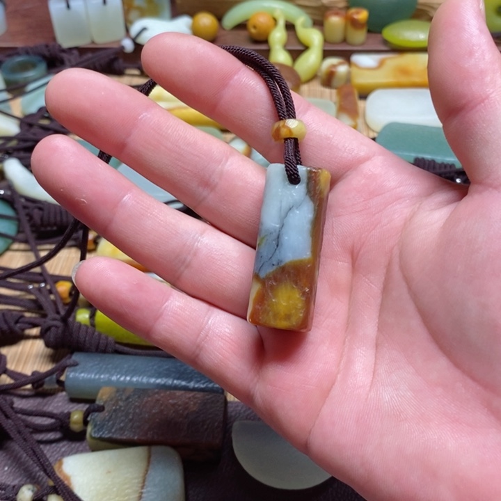 蛇纹石玉挂件未镶嵌奇**山