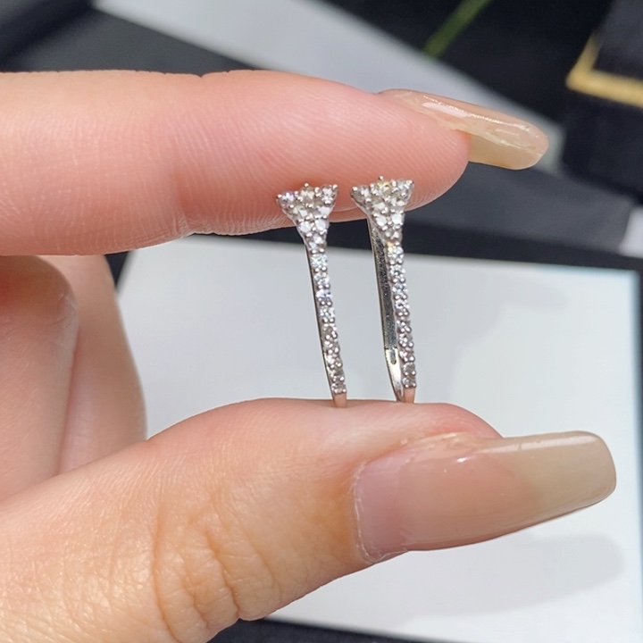 耳饰18K金镶嵌钻石设计款单排耳扣（可穿福贝）