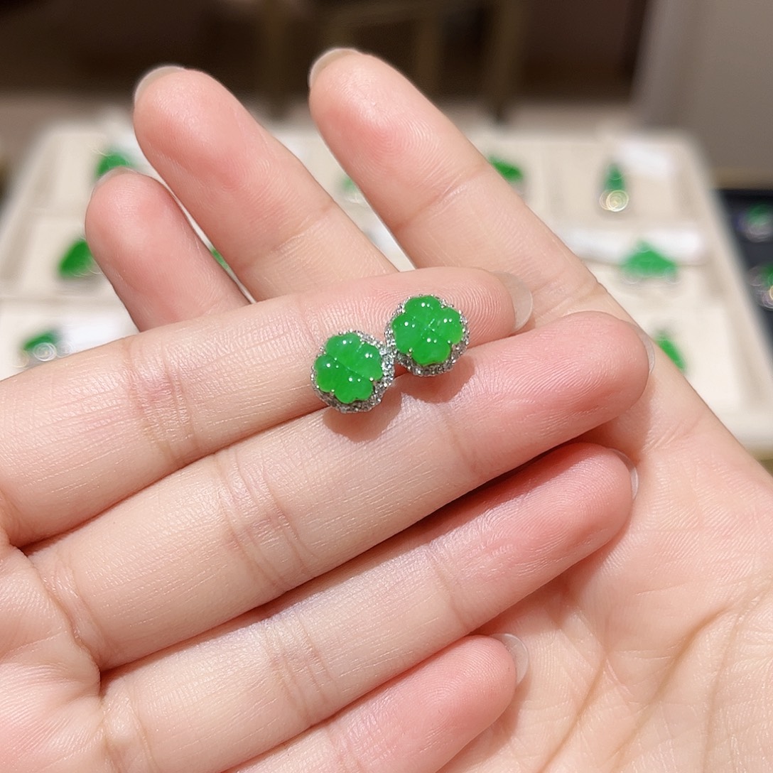 18K金镶嵌翡翠耳饰四叶草