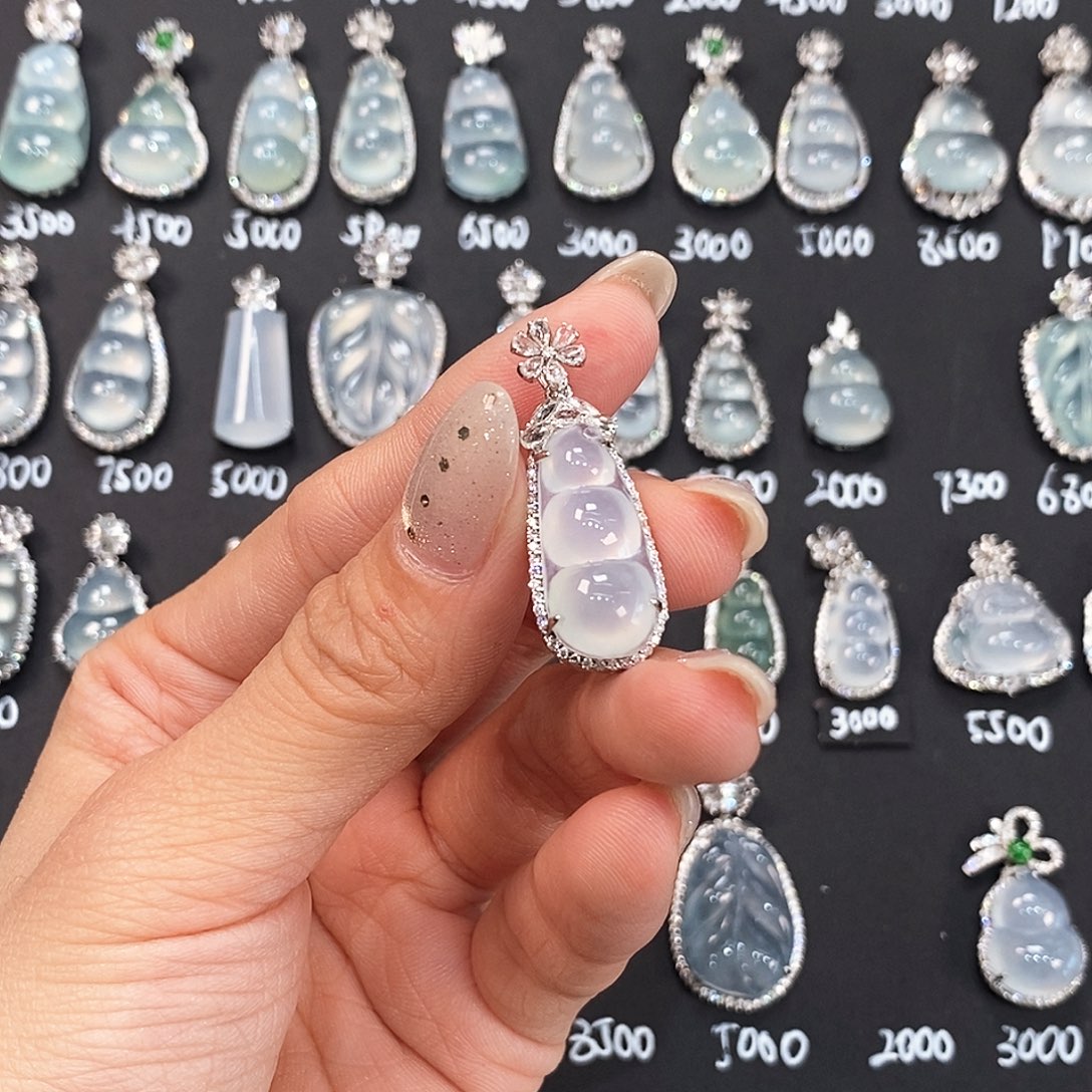 颈饰18K金镶嵌翡翠F**?天然缅甸A货翡翠福豆