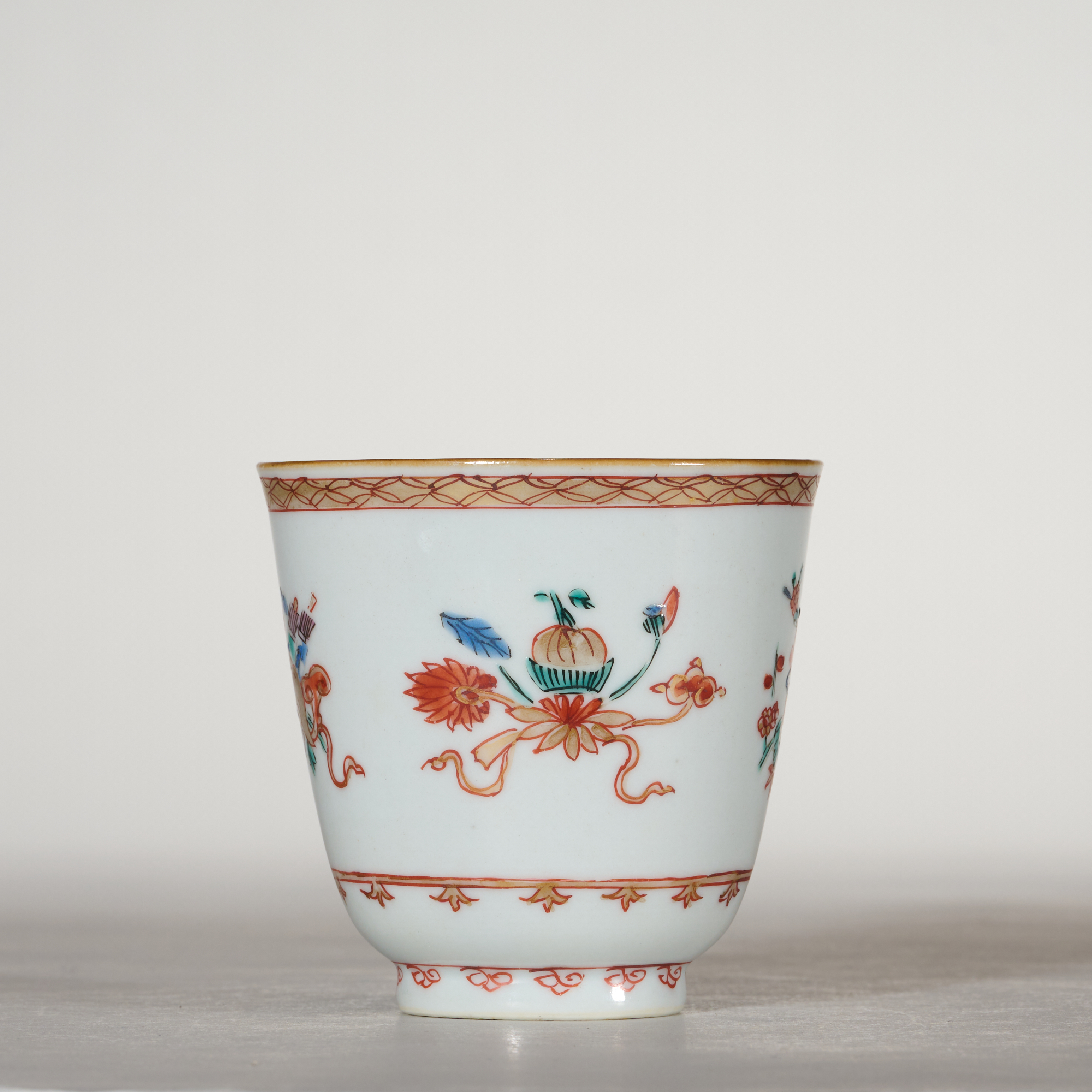 5820清康熙.五彩花卉纹铃铛杯【古董拍卖】