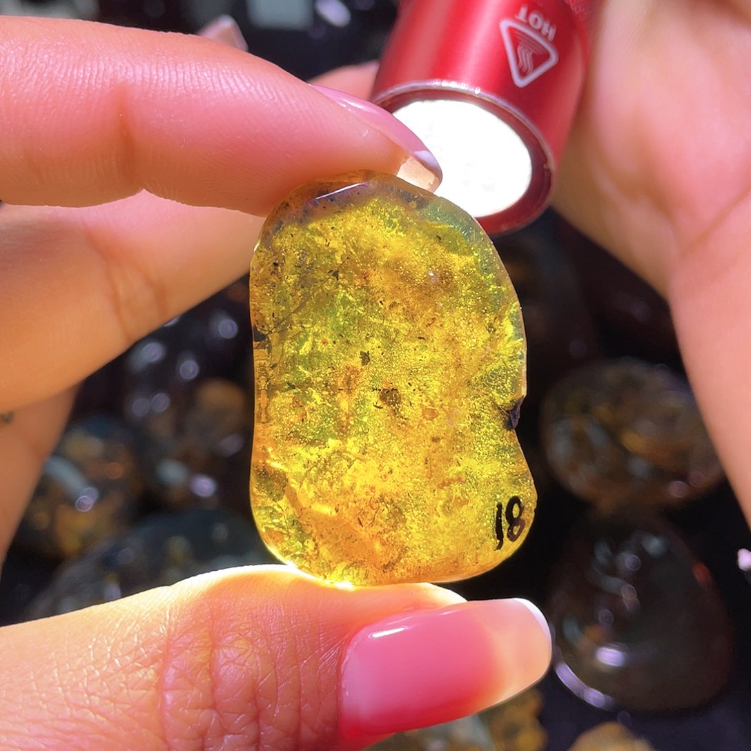 琥珀裸石未镶嵌！