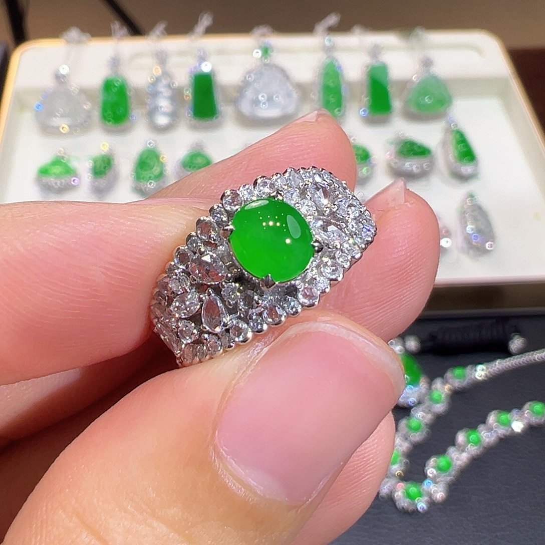 翡翠18K金镶嵌戒指