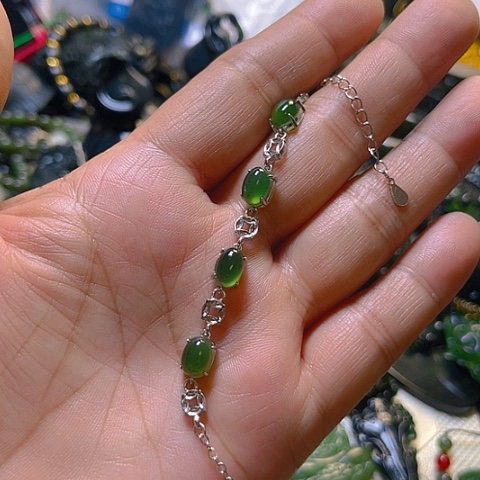 蛇纹石玉颈饰未镶嵌七**主