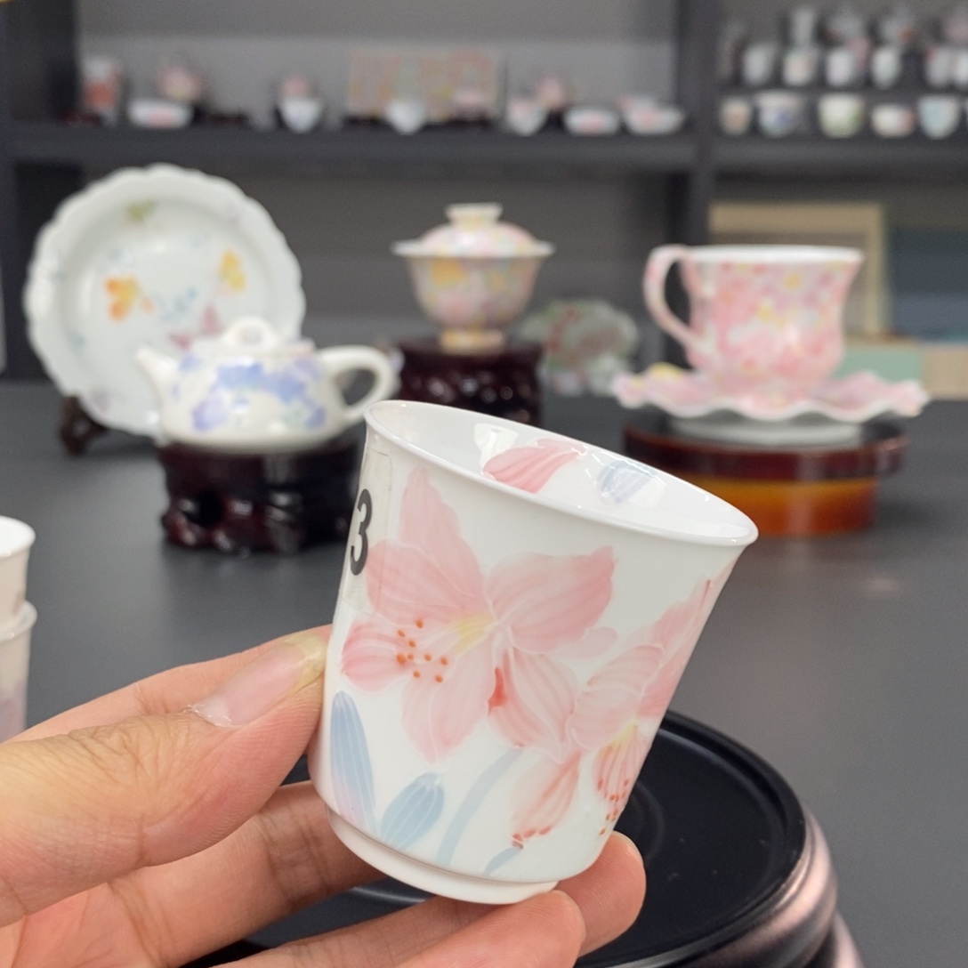 朱顶红釉下品茗杯