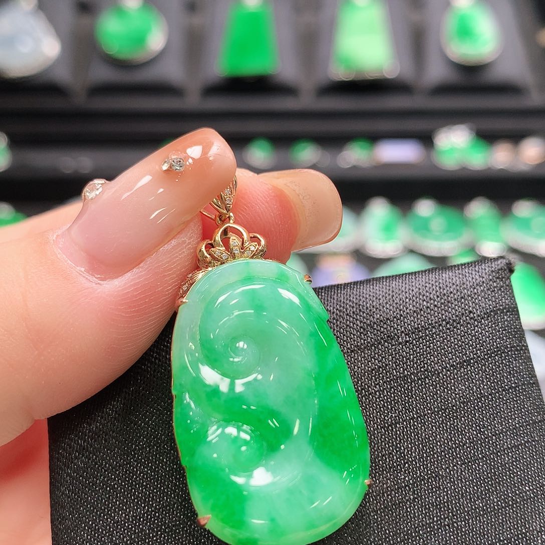 翡翠18K金镶嵌颈饰如意