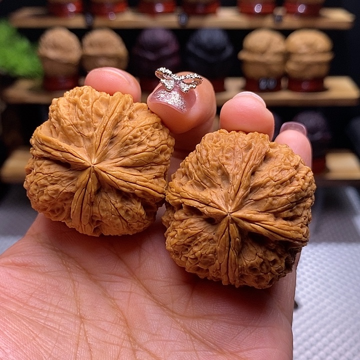 文玩核桃把件铁狮子四棱47