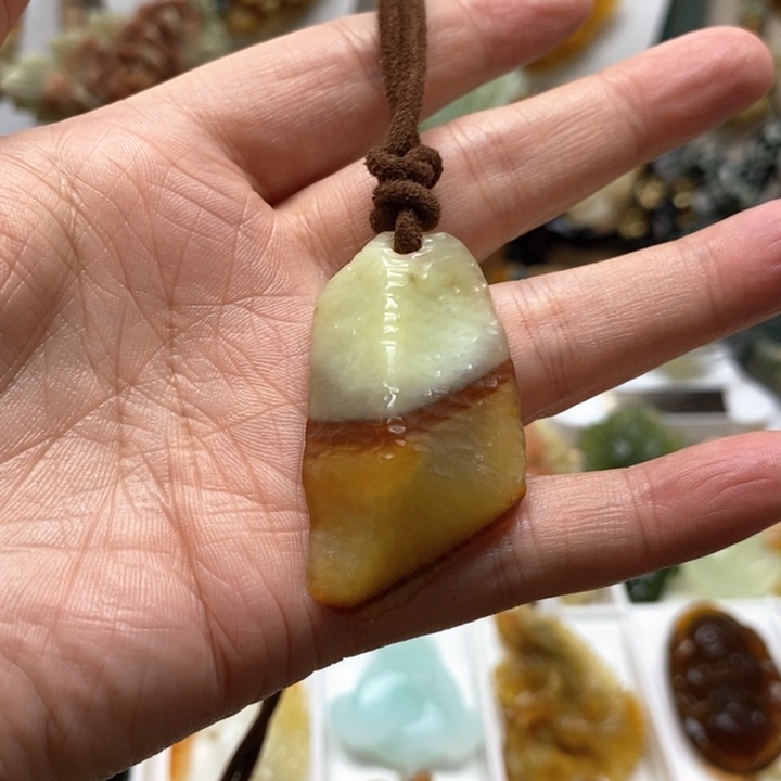 蛇纹石玉未镶嵌颈饰