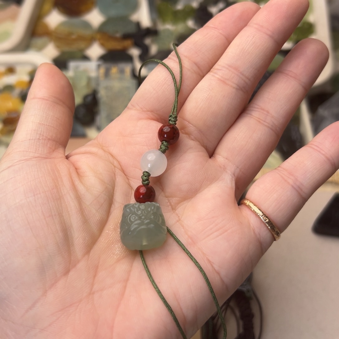 蛇纹石玉颈饰合金