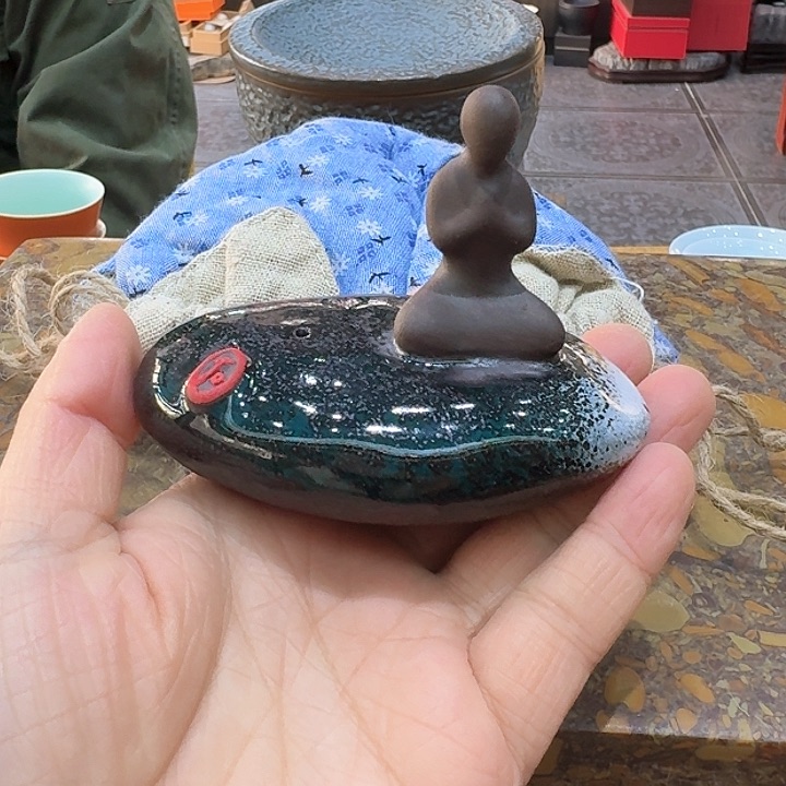 摆件一个，瓷。。。。陶