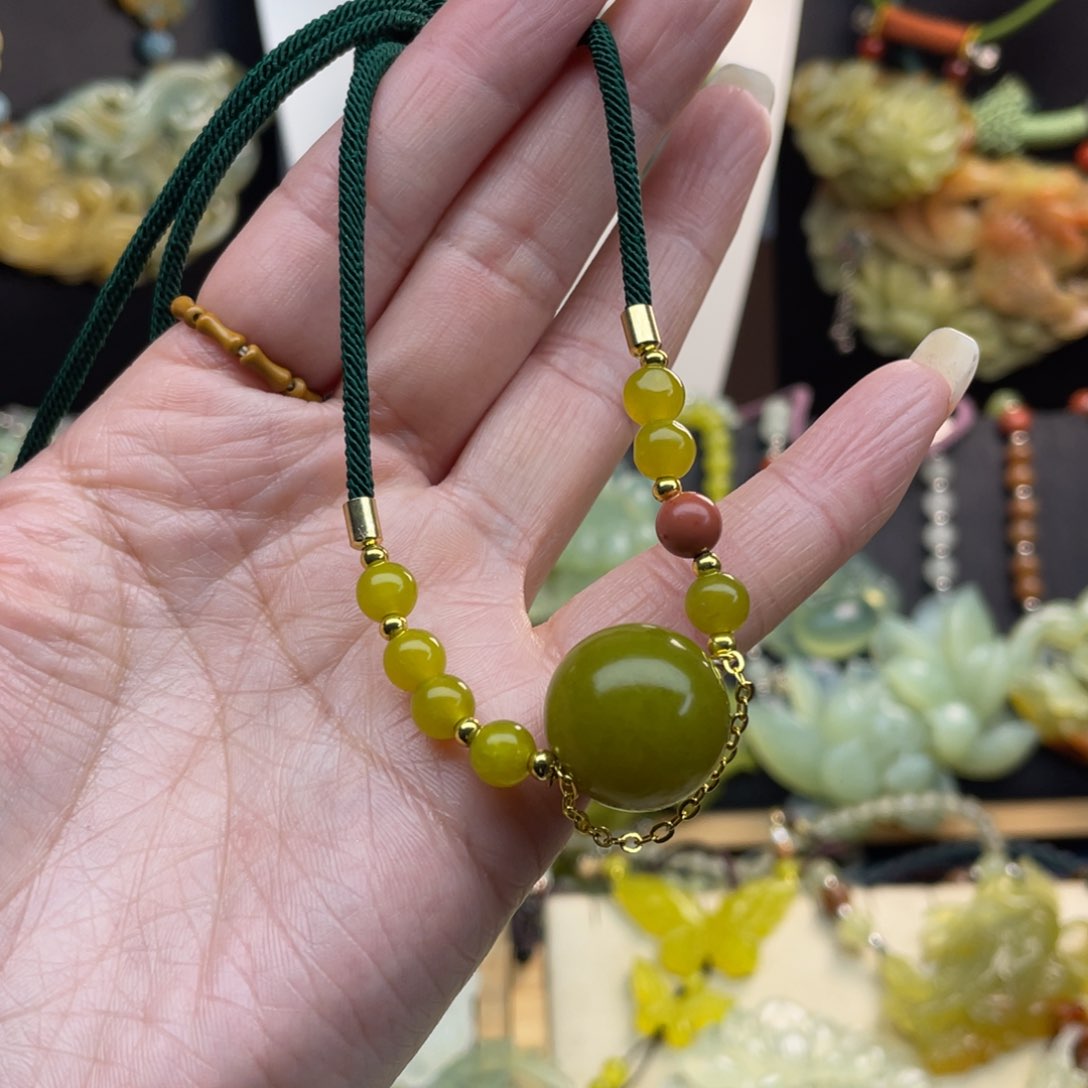 蛇纹石玉未镶嵌颈饰