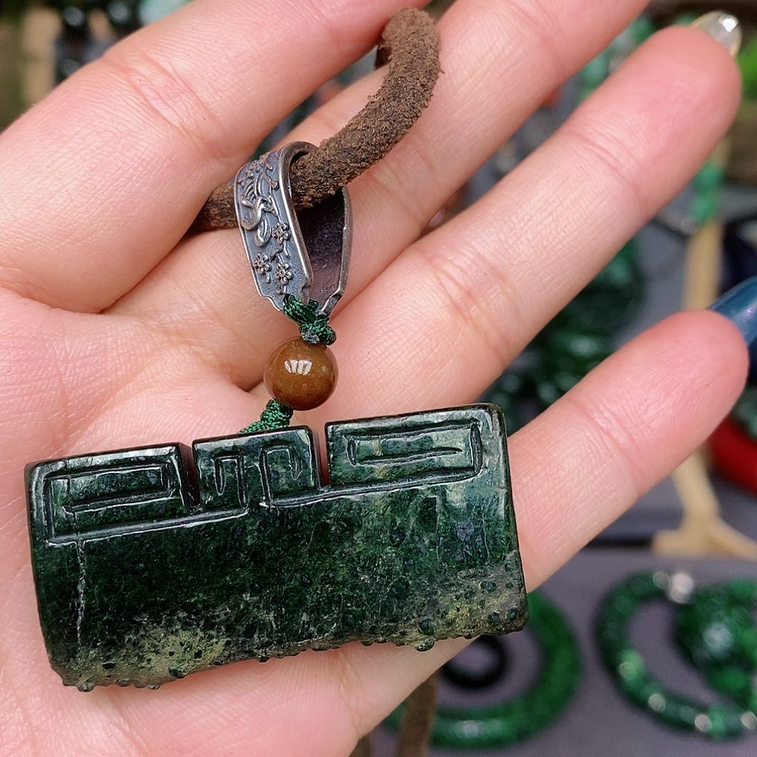 翡翠颈饰未镶嵌漂亮美眉