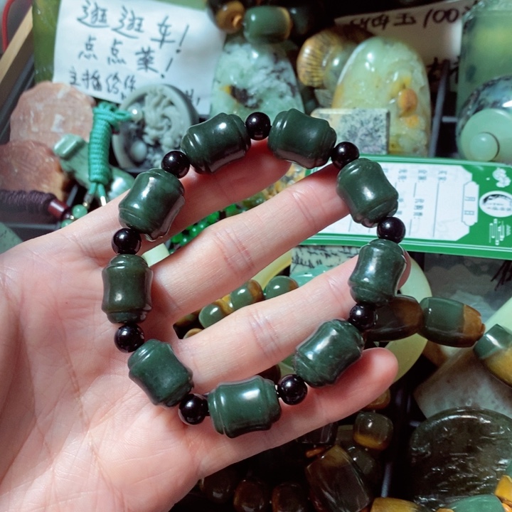 透闪石质玉颈饰未镶嵌