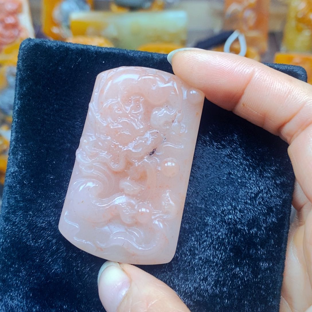 未镶嵌石英质玉（黄龙玉）颈饰