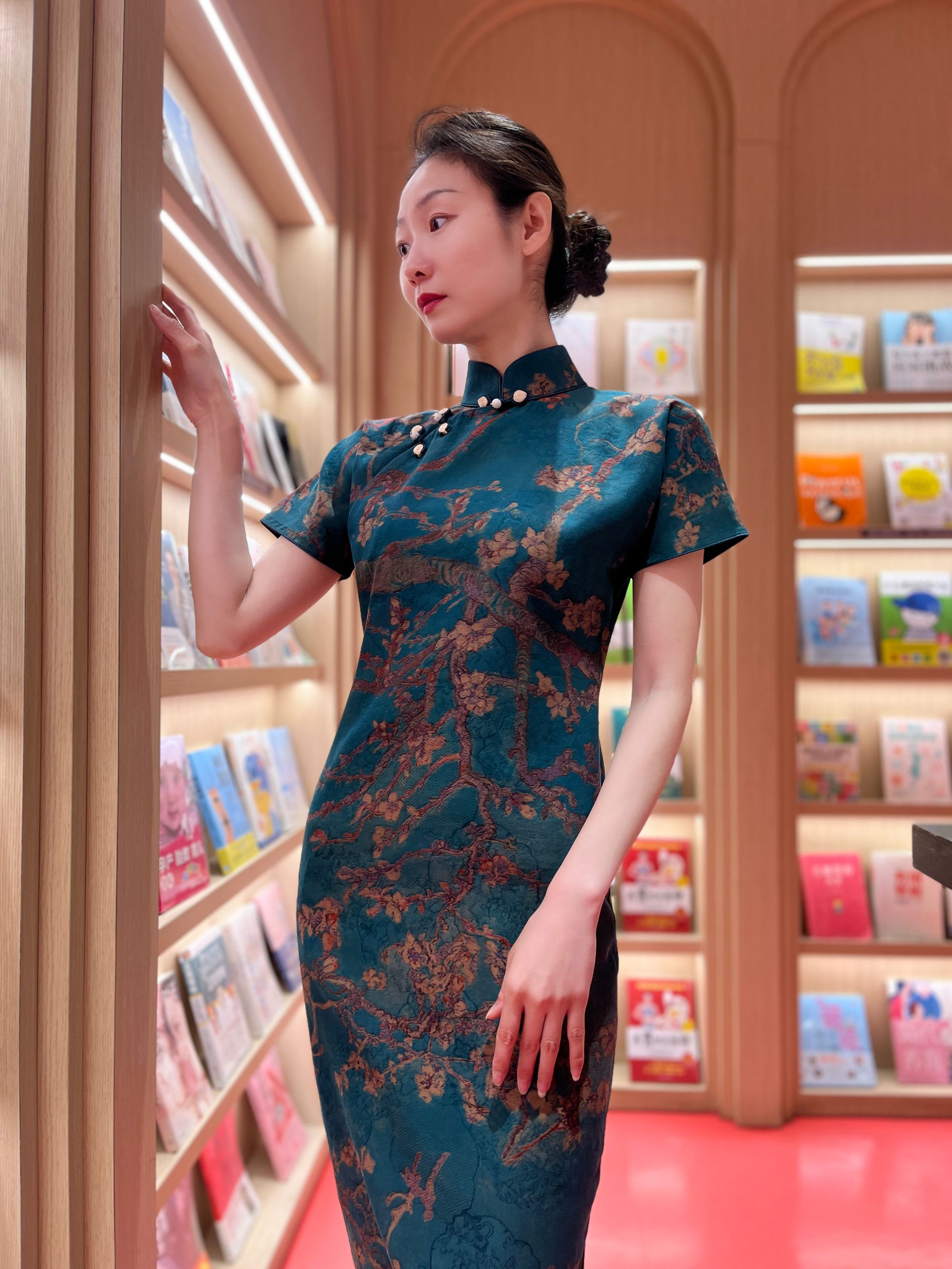 汀月白【昭昭如愿】桑蚕丝提花缎30姆米香云纱梵高杏花中国风长旗袍