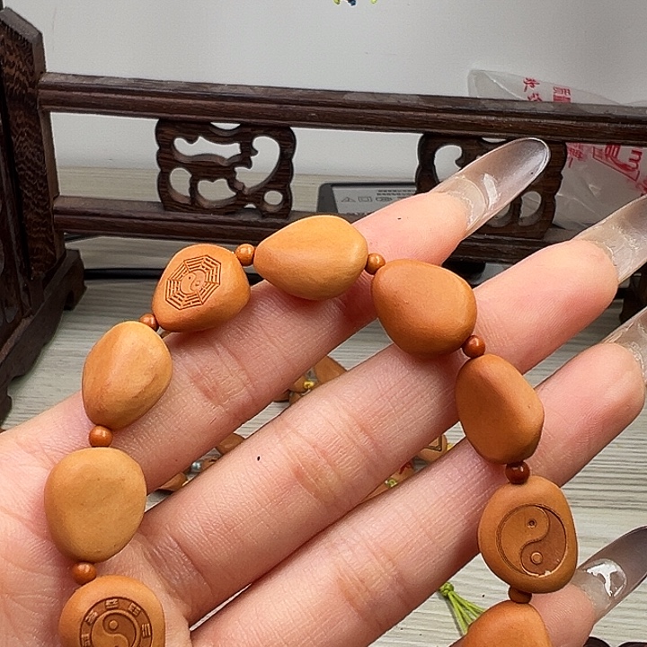 刚***子木质类松子八卦雕刻手串