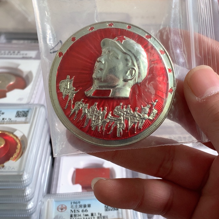 其他普通金属红色纪念章样板戏多人物