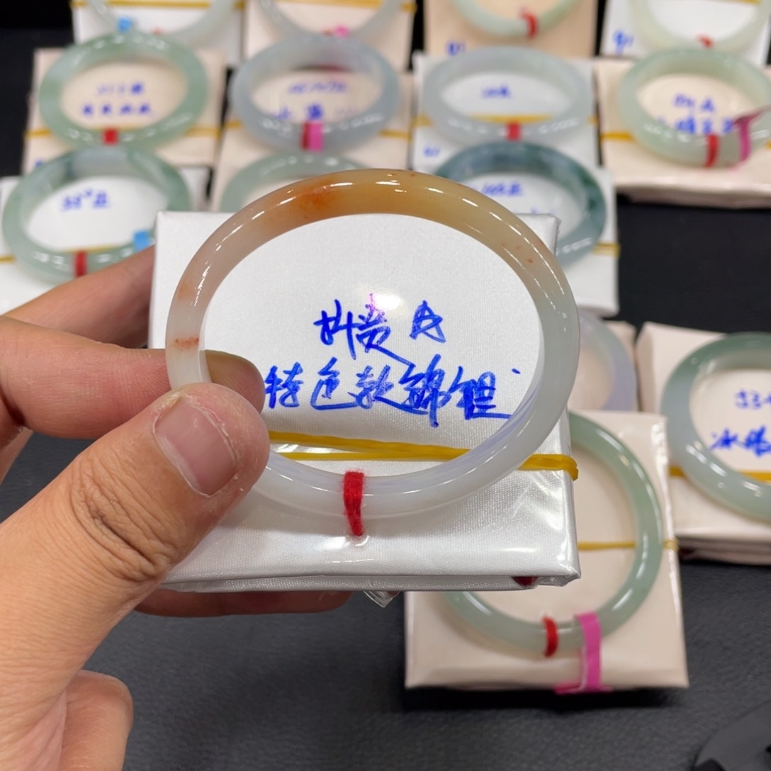 翡翠手镯未镶嵌天然翡翠