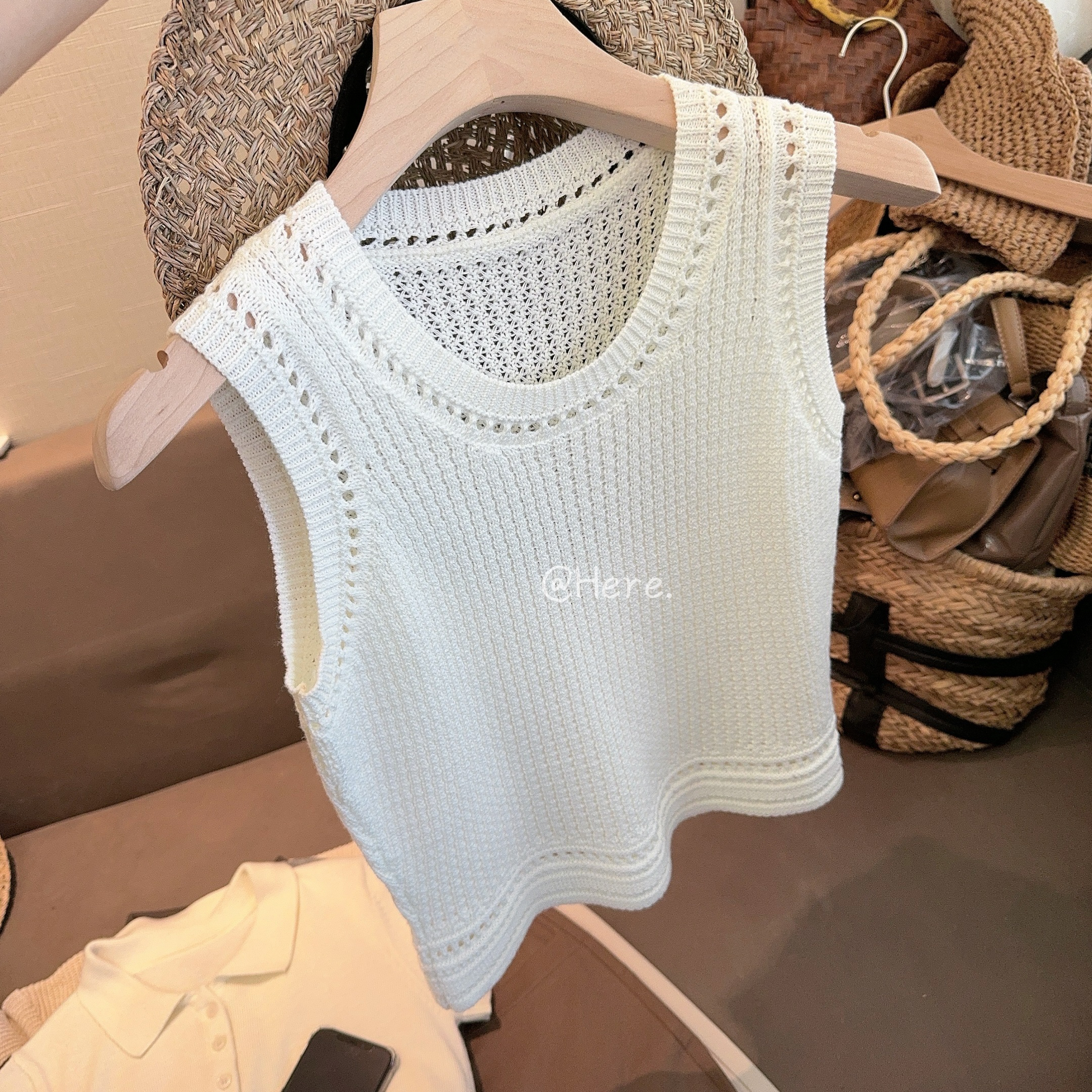 Here【山野柔风】特色毛织圆领镂空背心通勤百搭