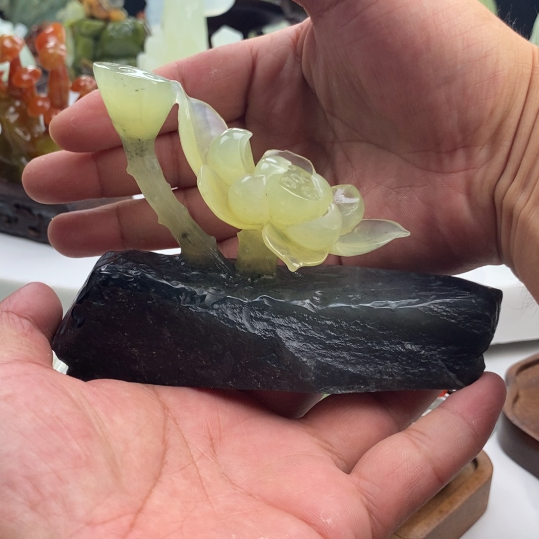 岫玉未镶嵌四大名玉莲花