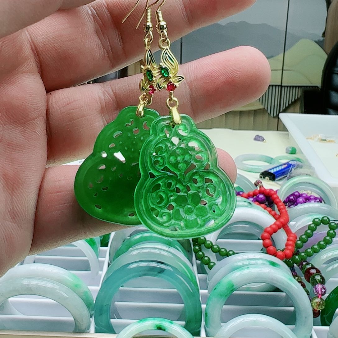 翡翠吊坠(赠链)未镶嵌