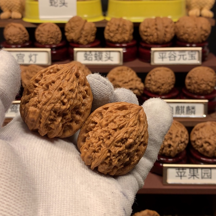 文玩核桃把件胡****说南疆石40