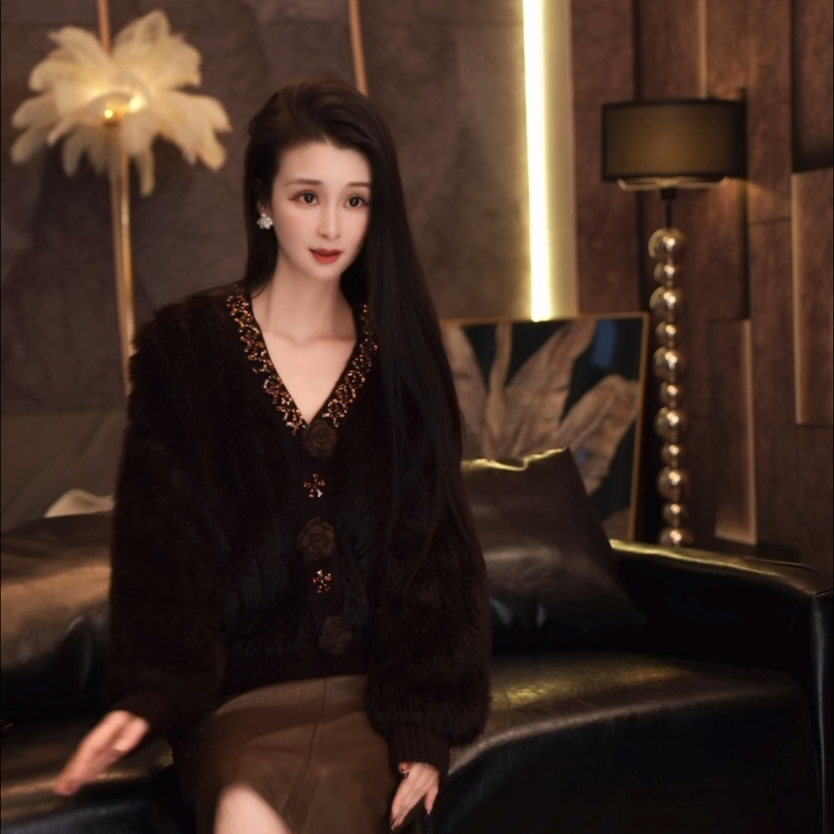 高级水貂毛开衫女秋冬深棕调 V 领山茶花钻饰毛绒扣宽松保暖外套