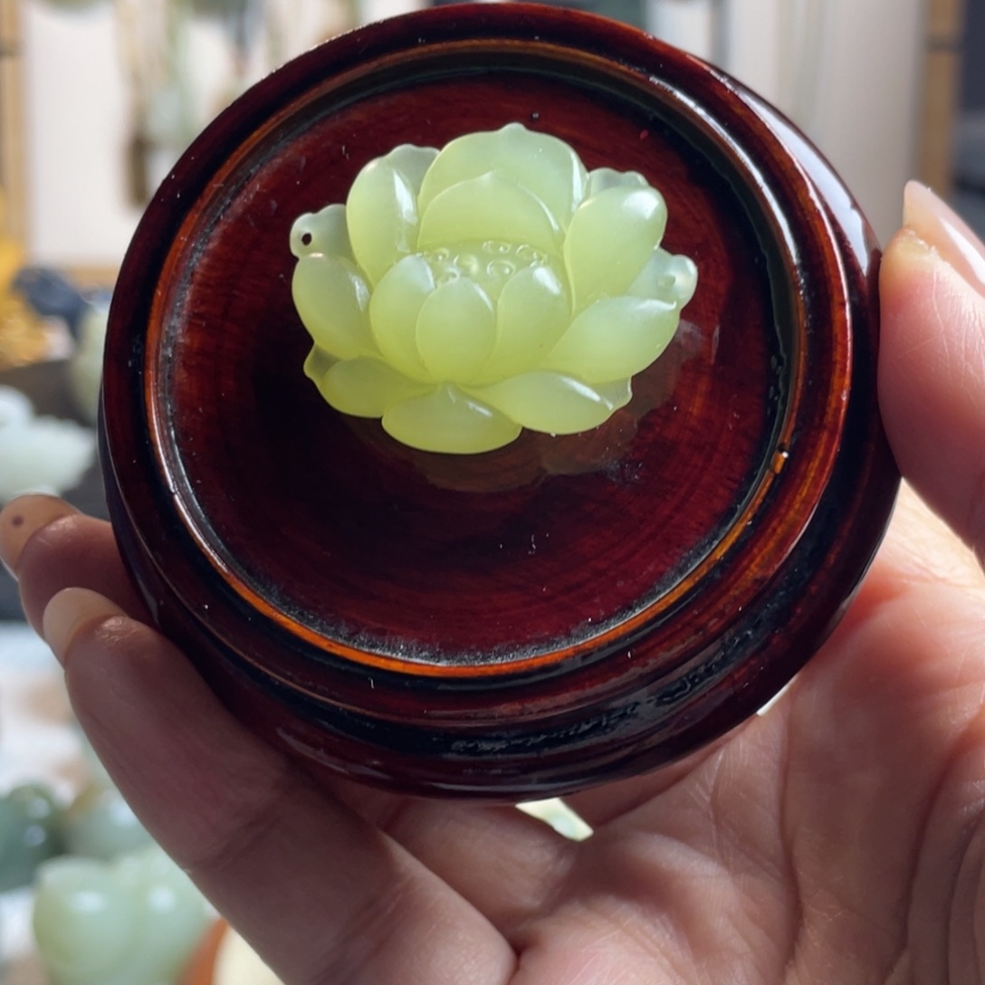 和田玉未镶嵌颈饰黄口荷花