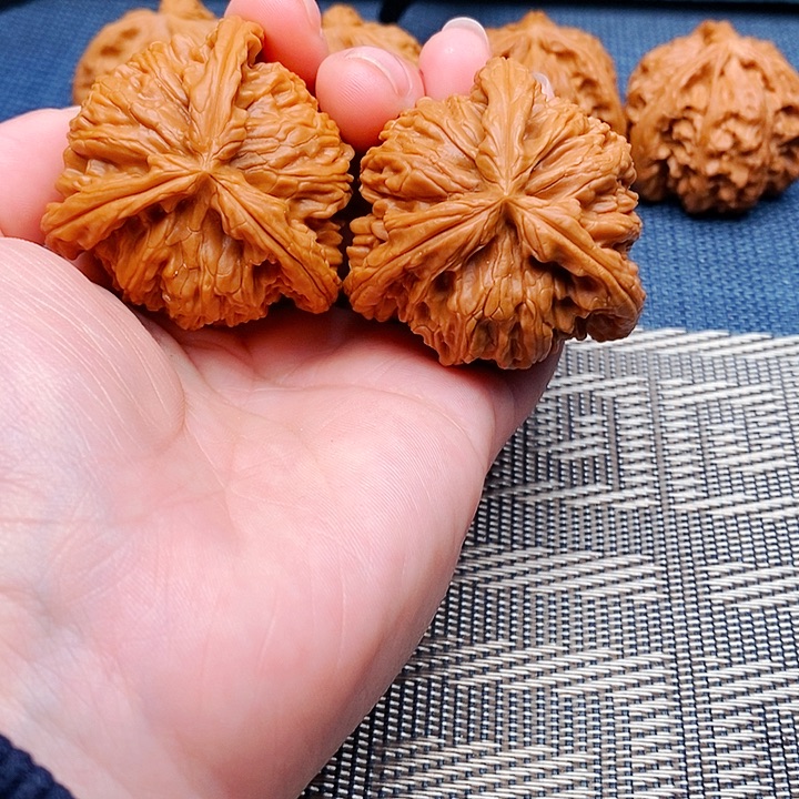 津***哥吊坠文玩核桃三棱