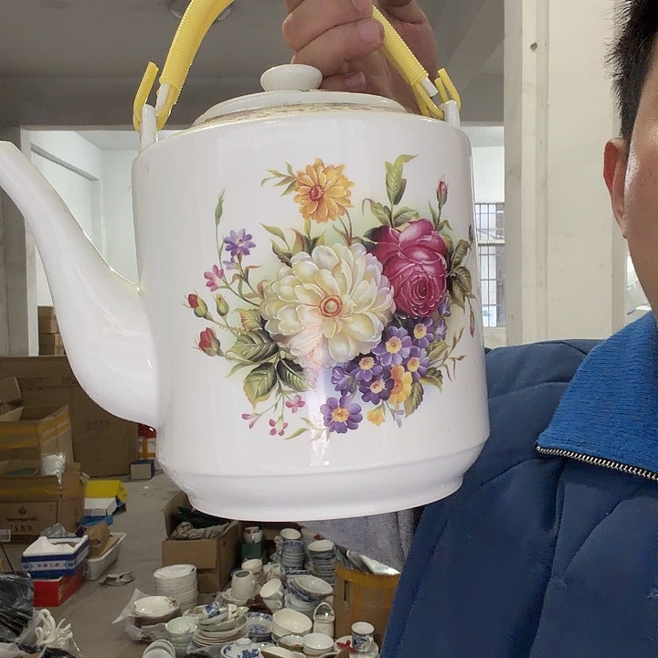 一套装的瓷器的东西