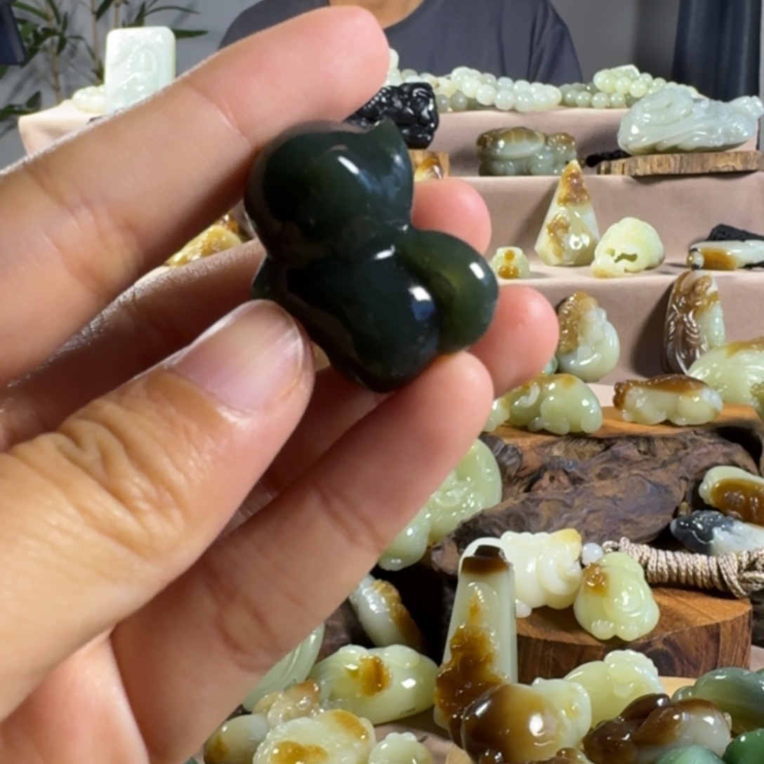 颈饰未镶嵌和田玉（糖玉）