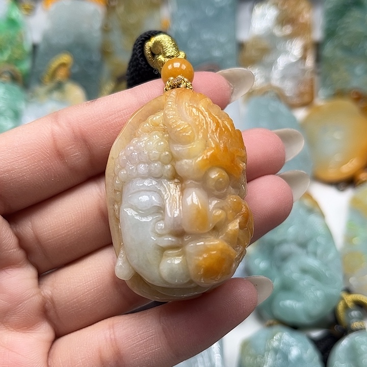 翡翠未镶嵌颈饰一念之间