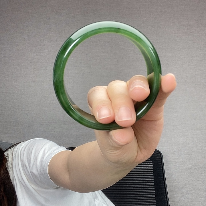 嫒***缇和田玉未镶嵌手镯