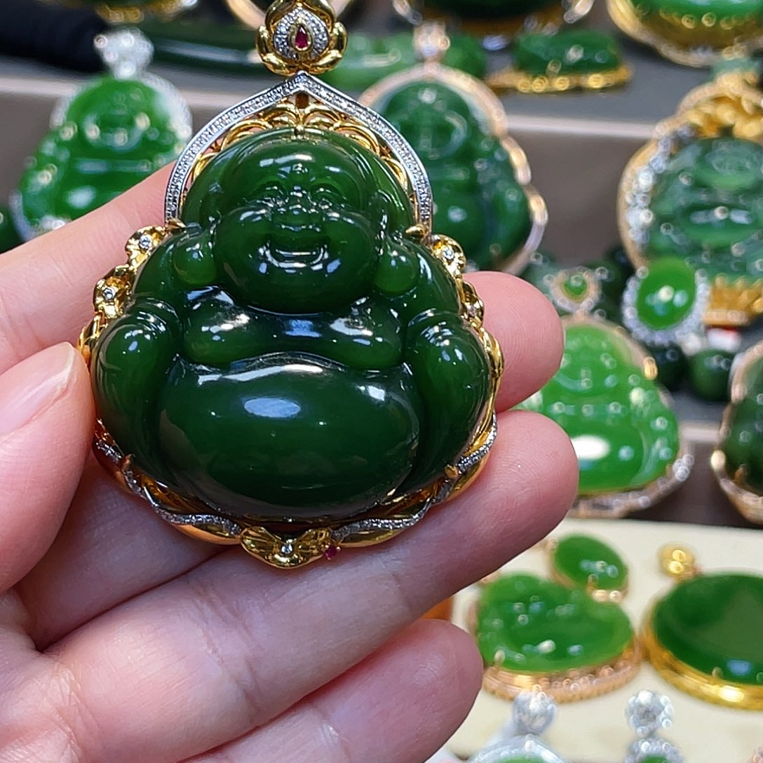 和田玉（碧玉）颈饰18K金镶嵌辣绿佛公40mm