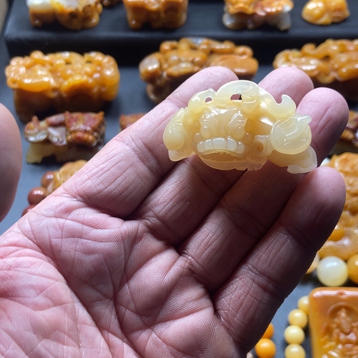 石英质玉（黄龙玉）未镶嵌颈饰