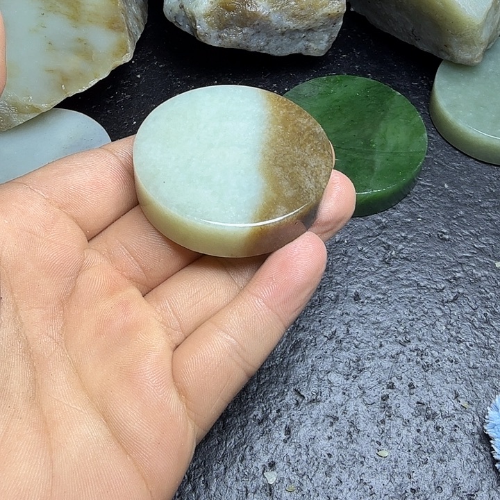 是***吖和田玉（糖玉）未镶嵌珠宝奇石