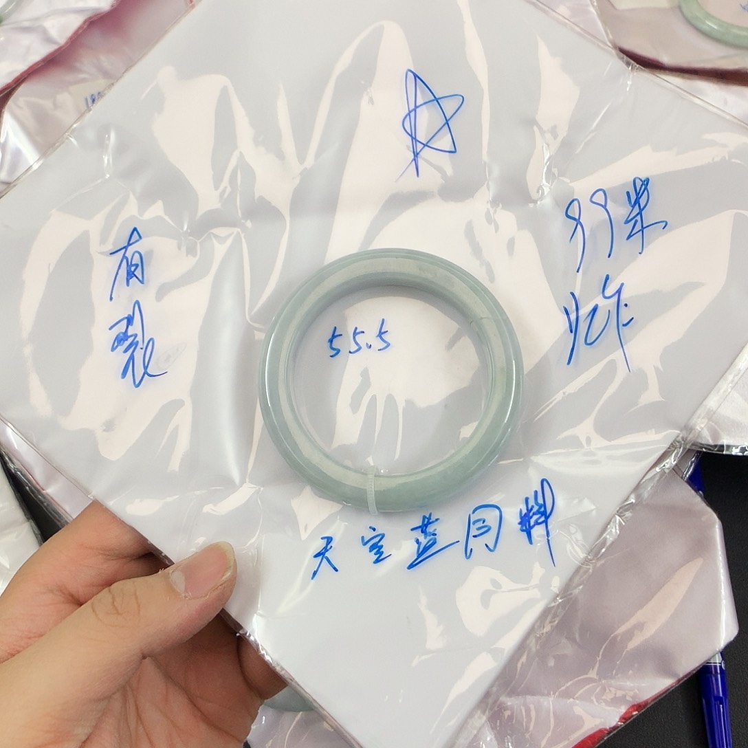 翡翠手镯未镶嵌天然缅甸翡翠手镯