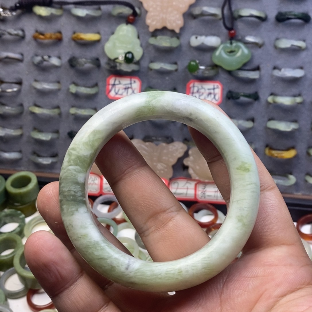 蛇纹石玉戒指未镶嵌有裂