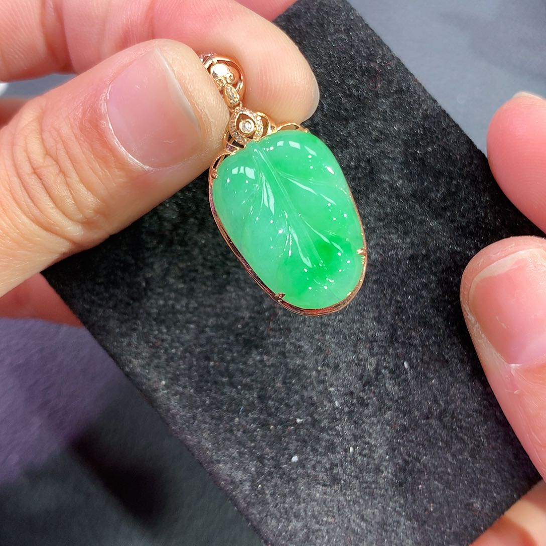 翡翠吊坠(赠链)18K金镶嵌