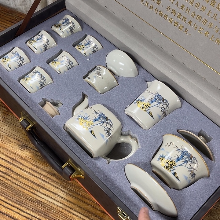 孤品茶具套装等。        