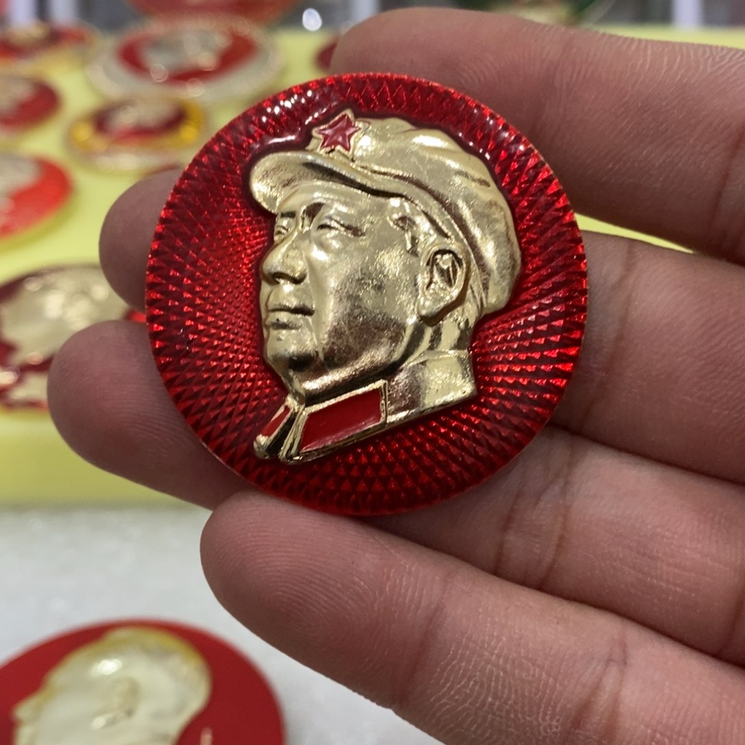 铝?**辣红色纪念章武像