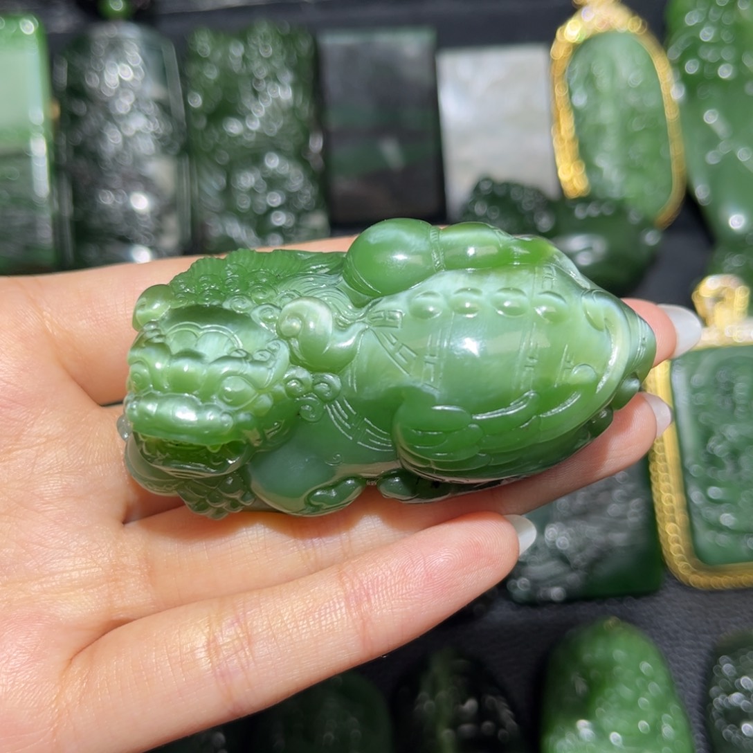 广***市和田玉未镶嵌颈饰