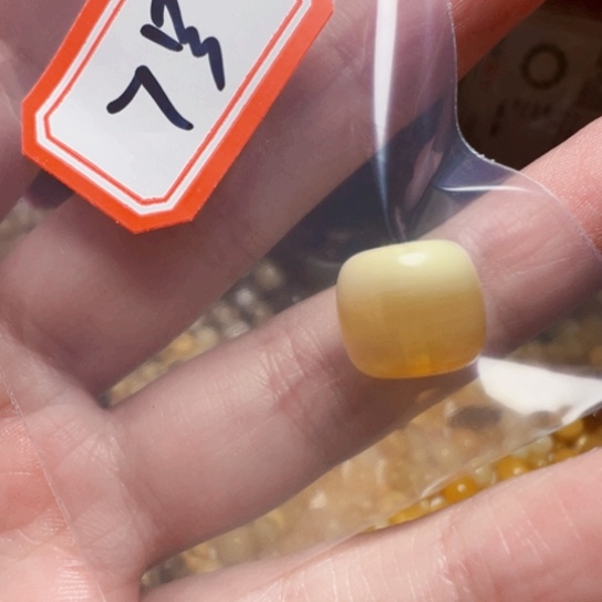 琥珀裸石未镶嵌7号，11.4mm微瑕